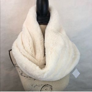 AKIRA Avondale Faux Fur Collar Ivory Snow Day ❄️